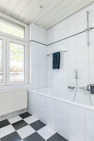 Foto - Te koop: Karakteristiek wonen met de duurzaamheid van nu! Verrassend ruime tussenwoning (1938) met 5 slaapkamers, hybride warmtepomp en Energielabel A nabij het centrum van Heerlen. 